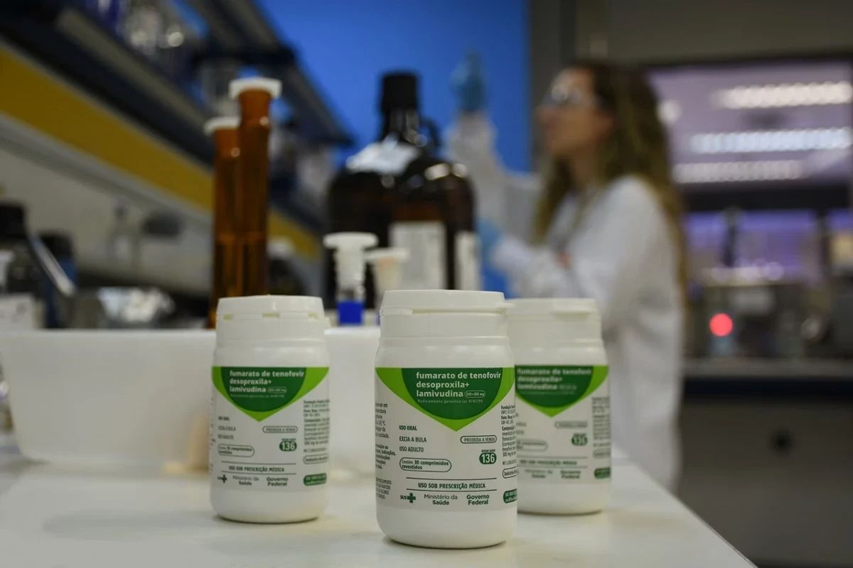 Corte de verba dos EUA para combate ao HIV alerta o mundo e gera preocupação no Brasil