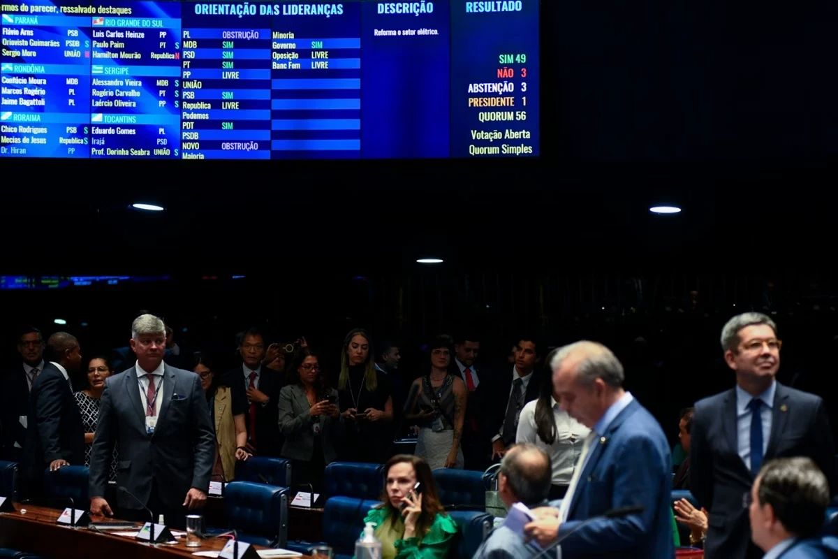Senado aprova no limite isenção total da conta de luz para famílias de baixa renda