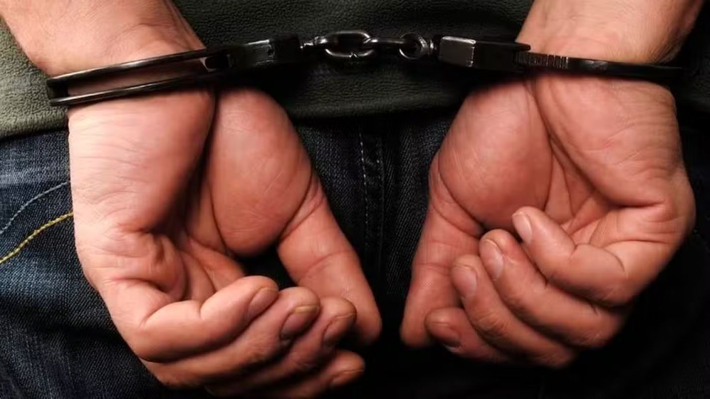 Homem é preso em Nanuque por agredir companheira com garrafa e pedaços de telha