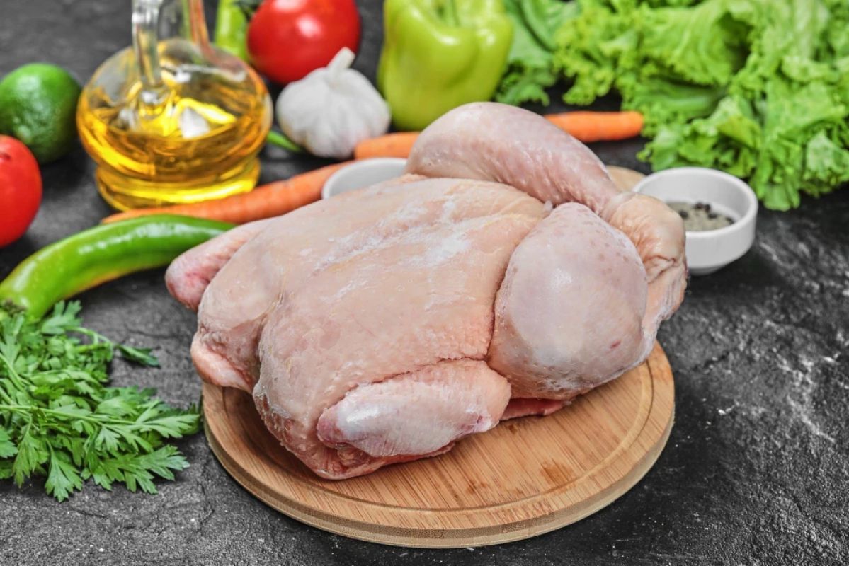 Idoso ataca esposa com facão após briga por frango em Governador Valadares