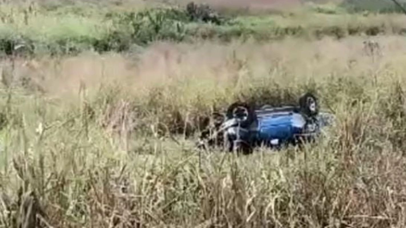 Carro capota na BR-259 e deixa dois mortos em Governador Valadares