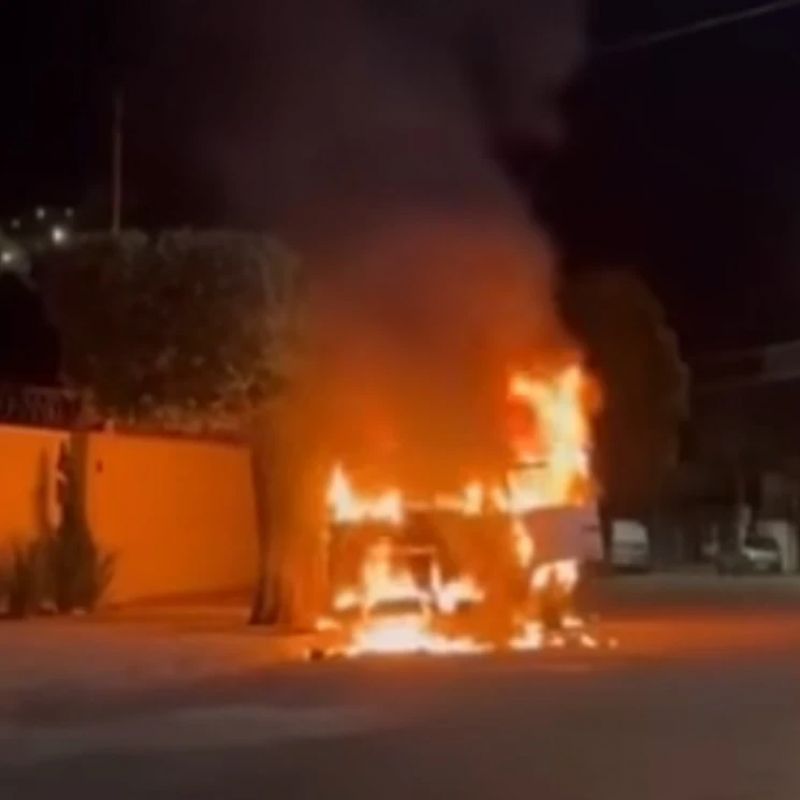 Incêndio destrói veículo em bairro residencial de Timóteo