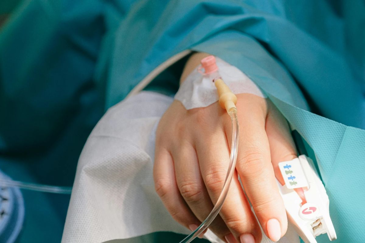 Funcionária será indenizada após acidente de trabalho com sangue contaminado em clínica de BH