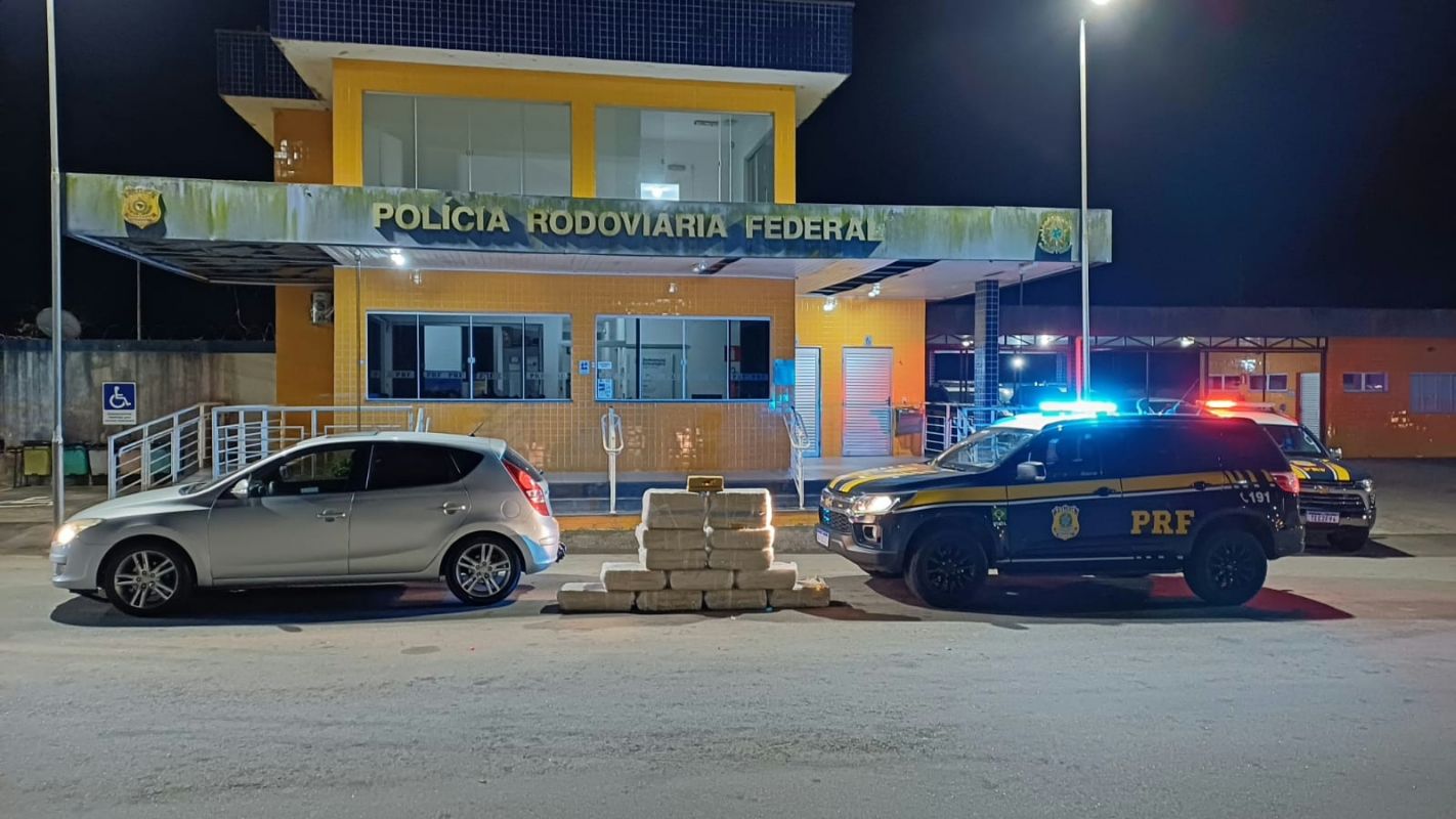 PRF apreende cerca de 300 kg de maconha e prende casal na BR-381, em João Monlevade