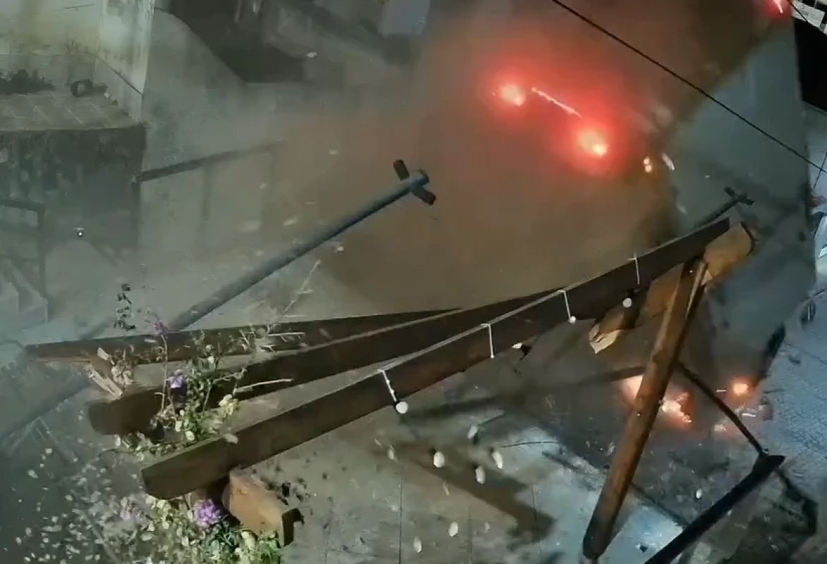 Caminhão carregado com morangos perde o freio e atinge carros em Tocos Moji (MG)