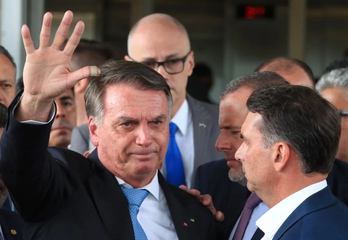 Mal-estar faz Bolsonaro deixar evento em frigorífico de Goiás