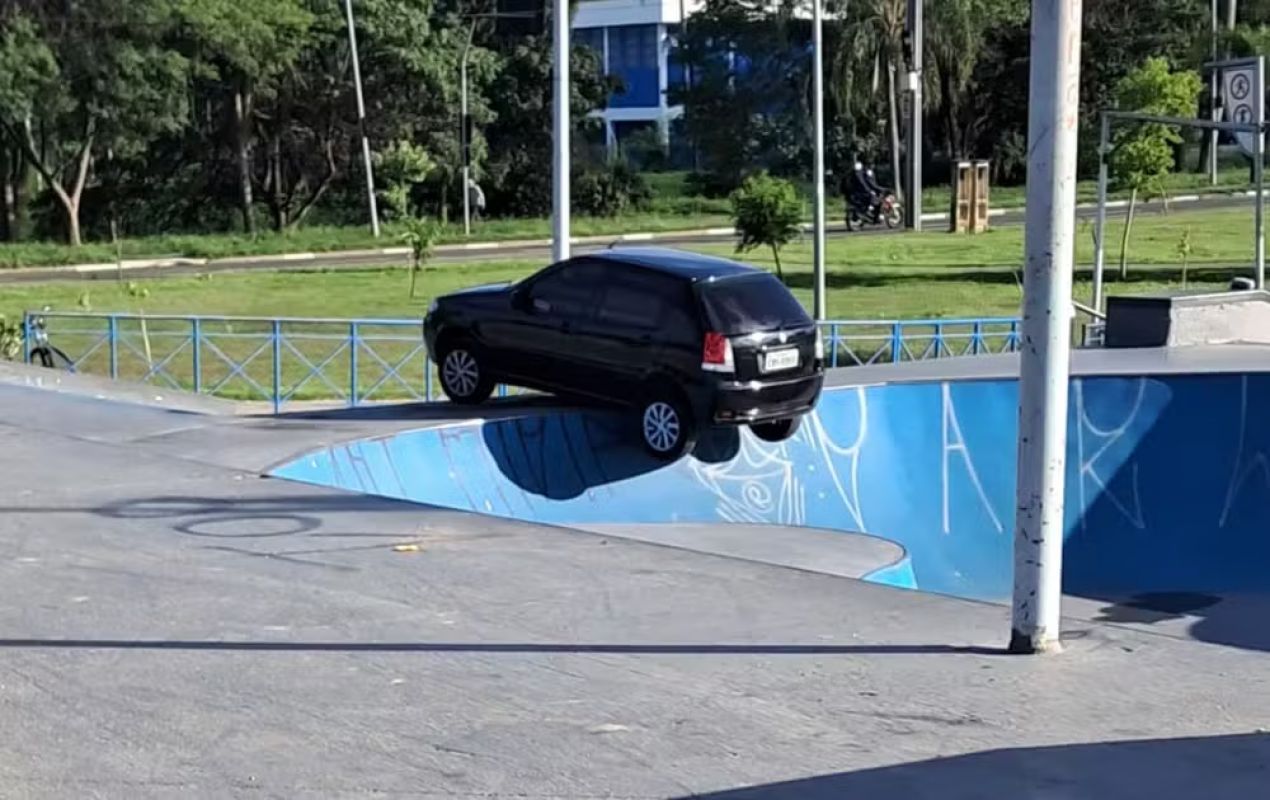 Carro amanhece pendurado na borda de pista de skate em parque de Sorocaba