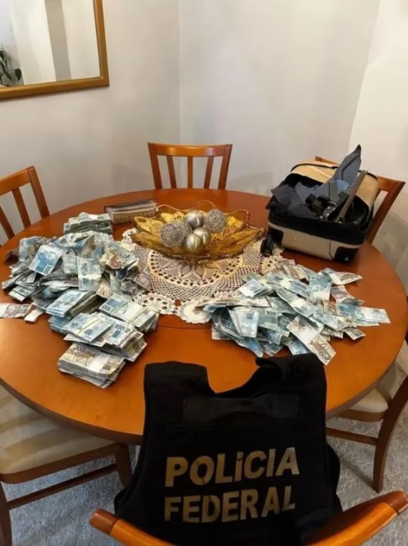PF apreende mala com dinheiro arremessada por janela em operação sobre RioPrevidência