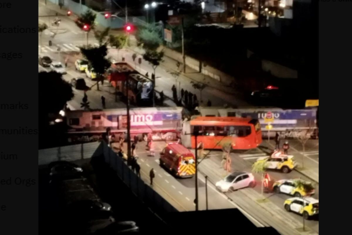 Impacto com trem parte ônibus ao meio e deixa 11 feridos em Curitiba