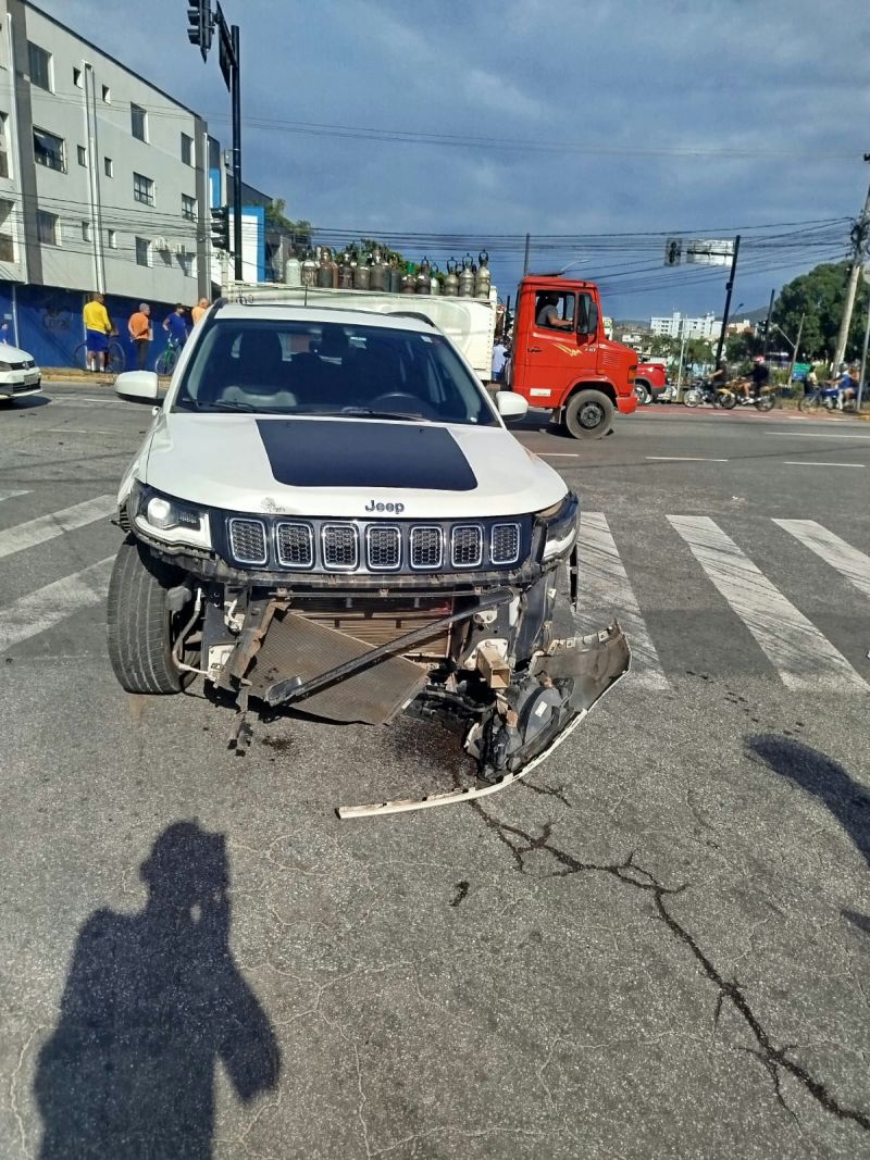 Colisão entre moto e carro mobiliza resgate em Ipatinga