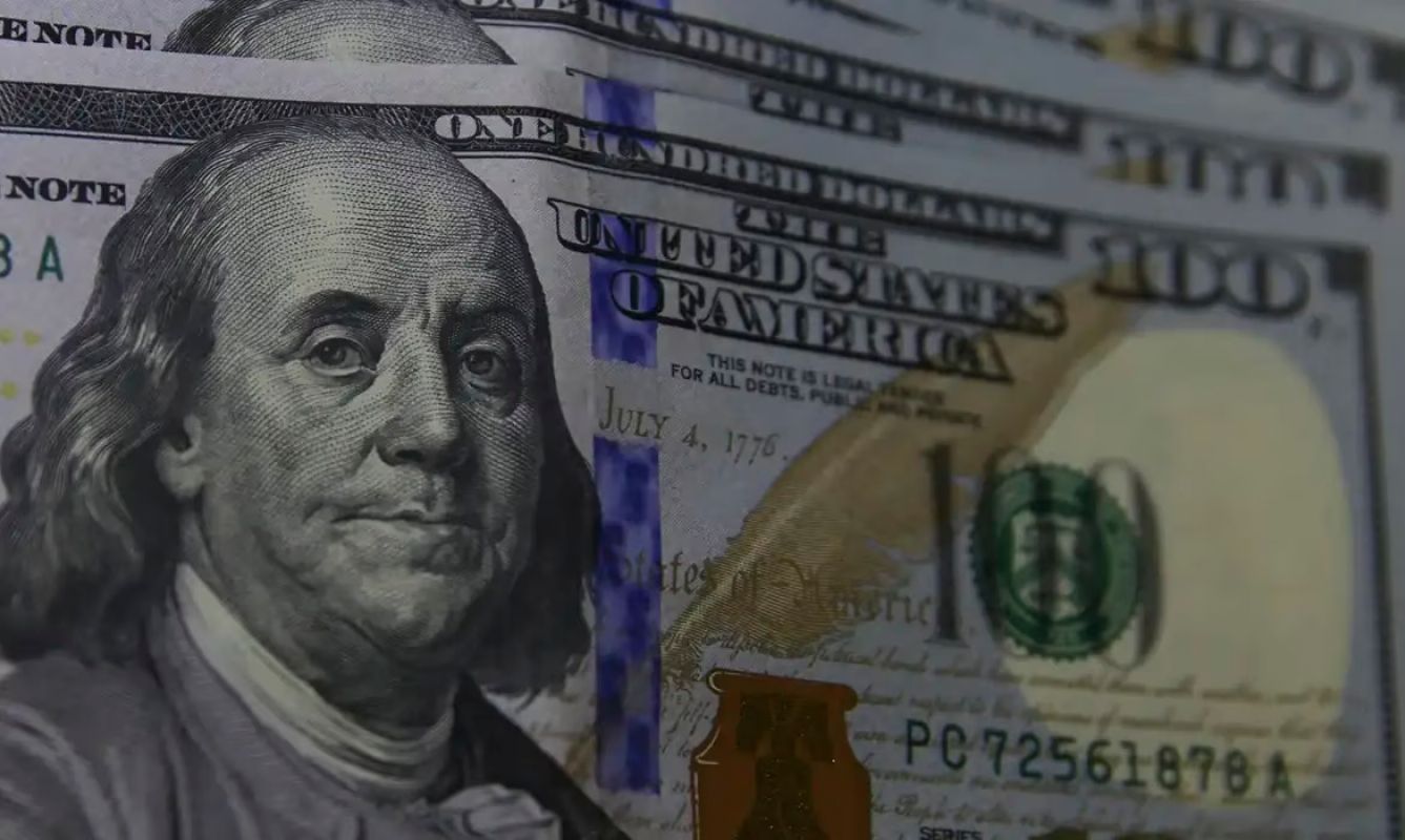 Dólar recua em dia de superquarta com decisões de juros no Brasil e nos EUA