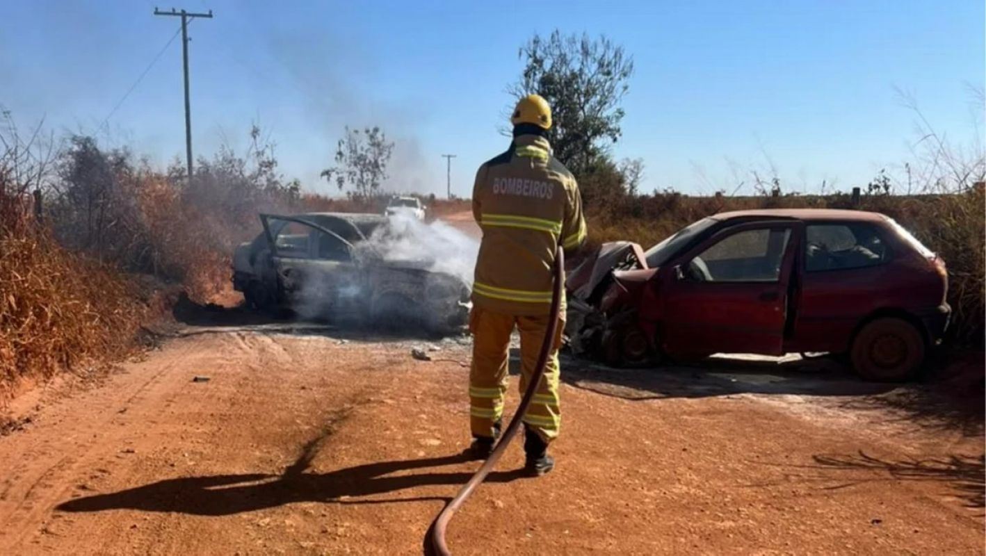 Carro pega fogo após batida e mata mulher e bebê na BR-262, em Minas