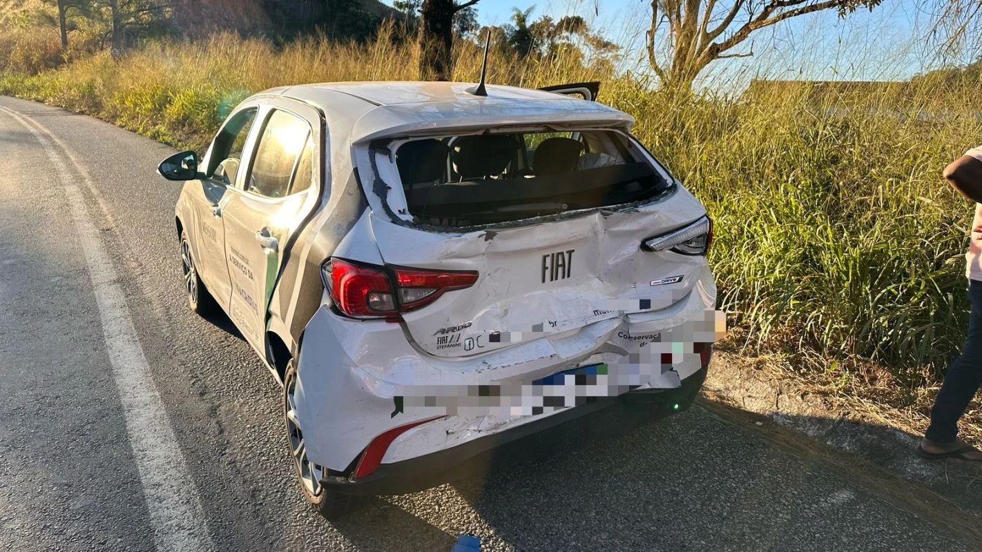 Batida entre dois carros na BR-262 deixa feridos em São Domingos do Prata