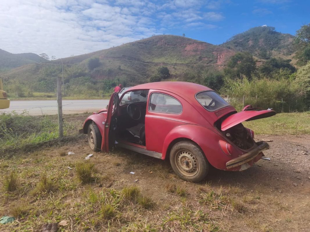 Vídeo: Idoso perde controle de carro e bate em cerca na MGC-120 em Nova Era