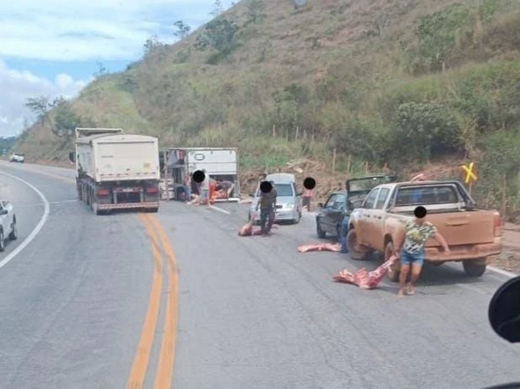 Caminhão carregado de carne tomba na BR-381 e carga é saqueada por populares