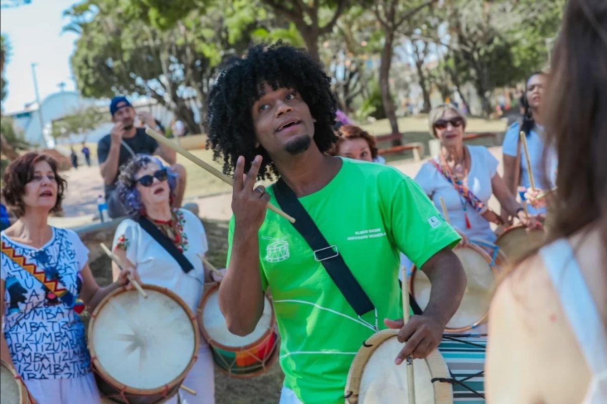 Oficinas de percussão para adultos focam na infância e conexão musical