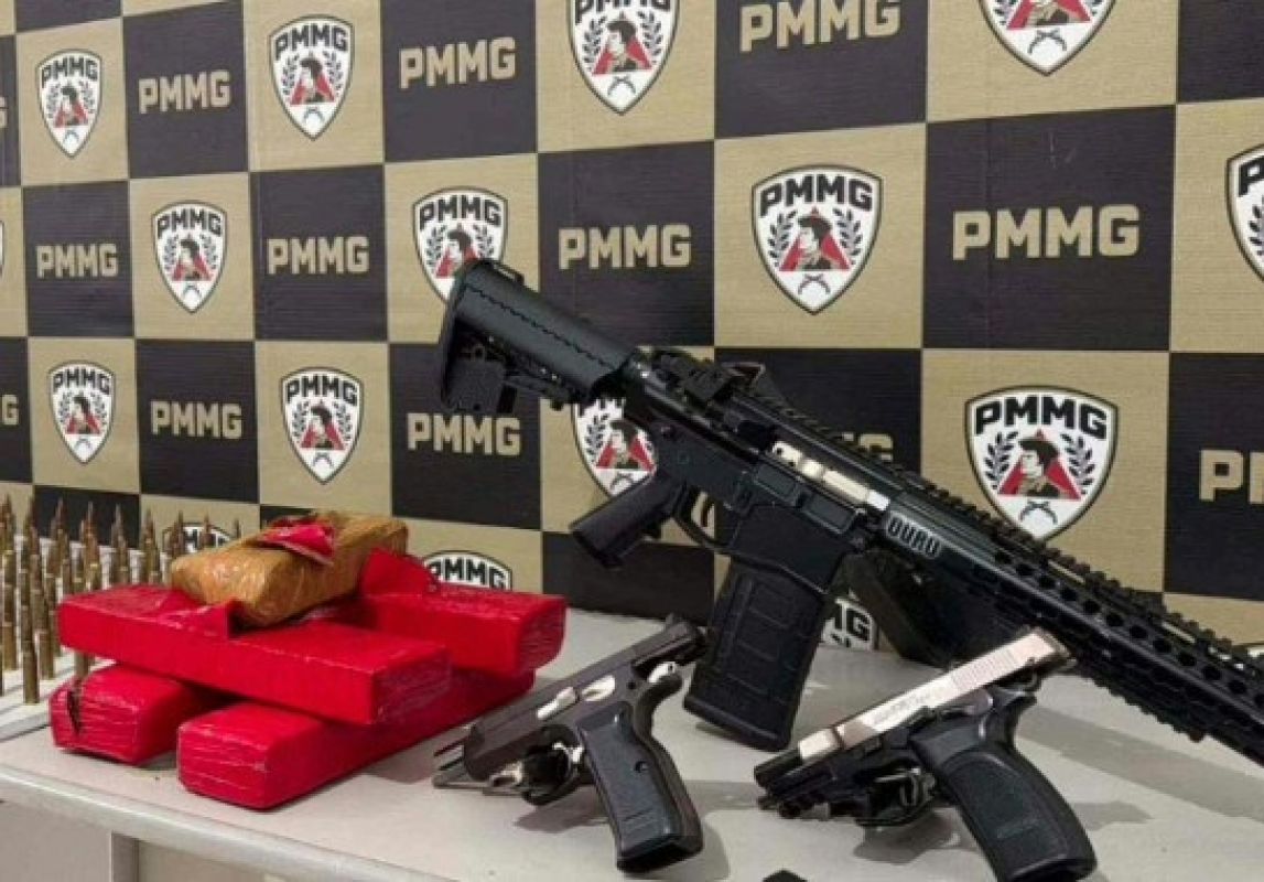 PM apreende fuzil AR-15, granadas e explosivos em abordagem na Zona da Mata