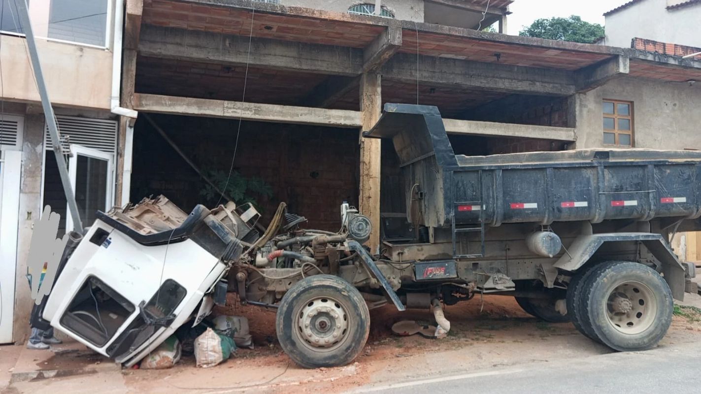 Motorista morre atropelado pelo próprio caminhão em Timóteo