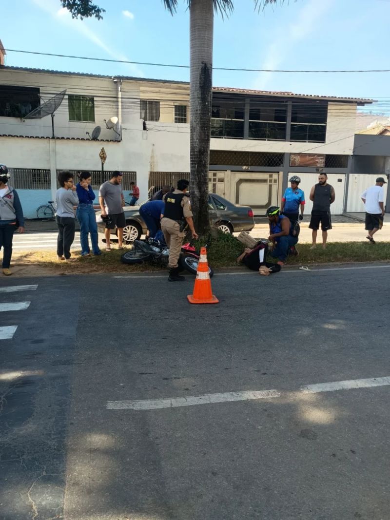 Duas pessoas ficam feridas após batida entre carro e moto em Timóteo