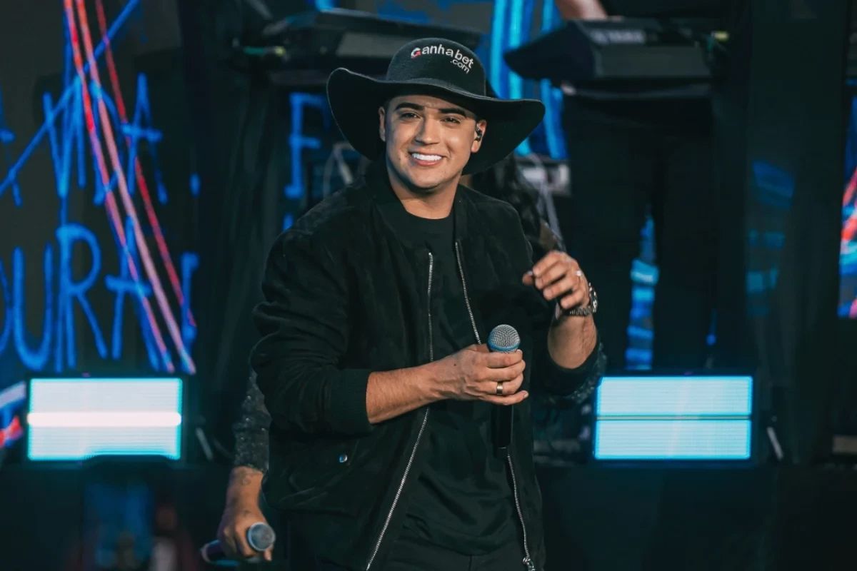 Natanzinho Lima é surpreendido por fã que o morde durante show na Paraíba