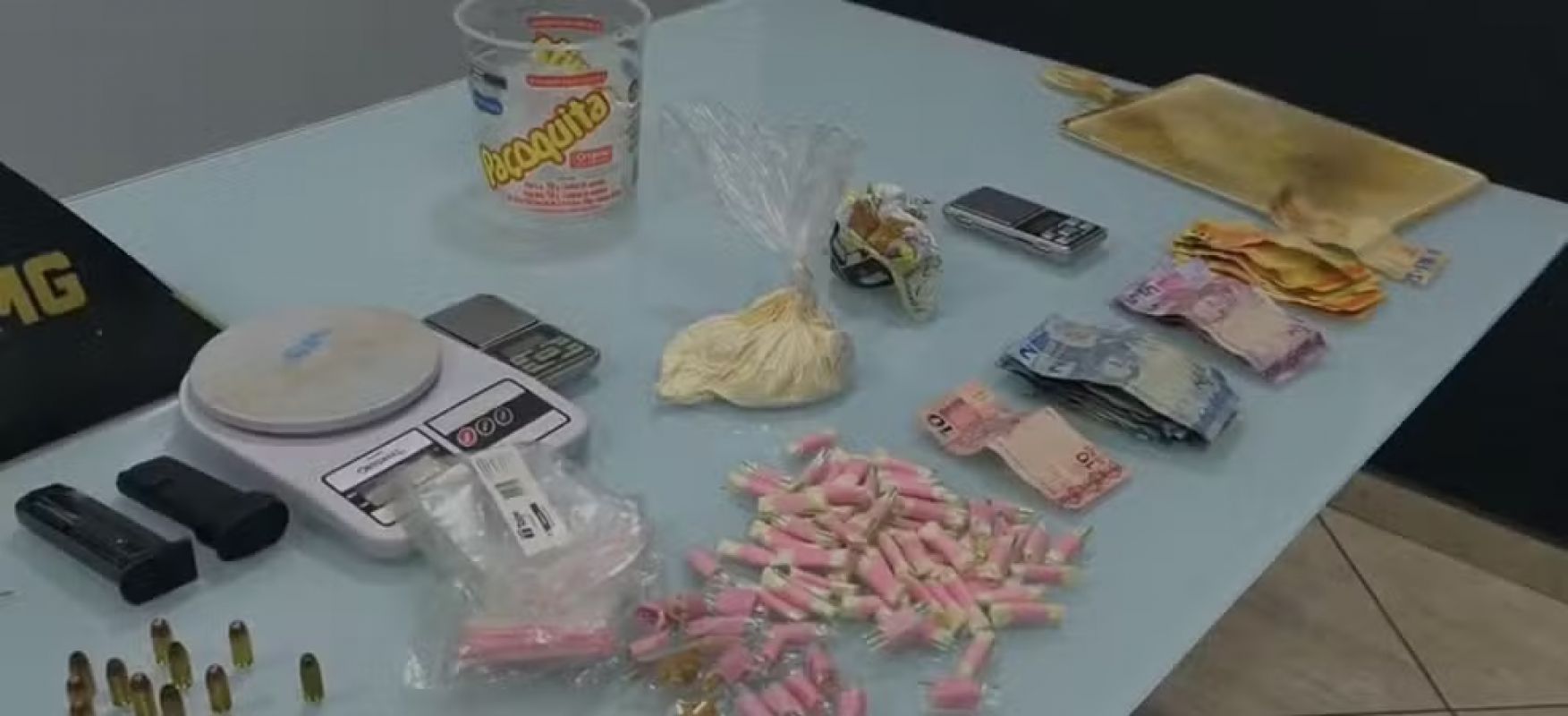  PM apreende R$ 213 mil, prende casal e encontra bebê sozinha em casa em Governador Valadares