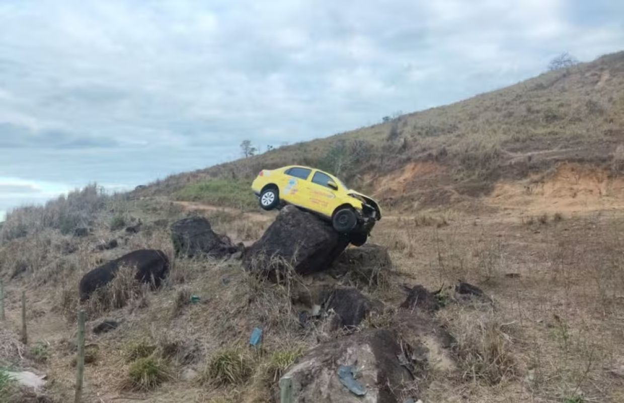 Carro em cima de pedra intriga motoristas que passavam por rodovia de MG