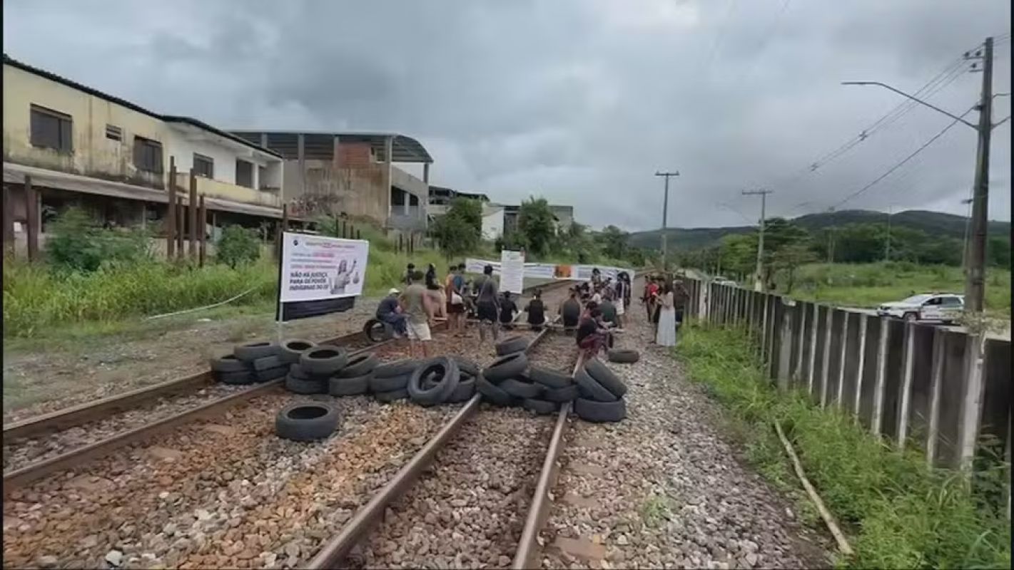 Bloqueio de indígenas em ferrovia de MG afeta cadeia logística nacional, diz Vale; viagens de trens estão suspensas