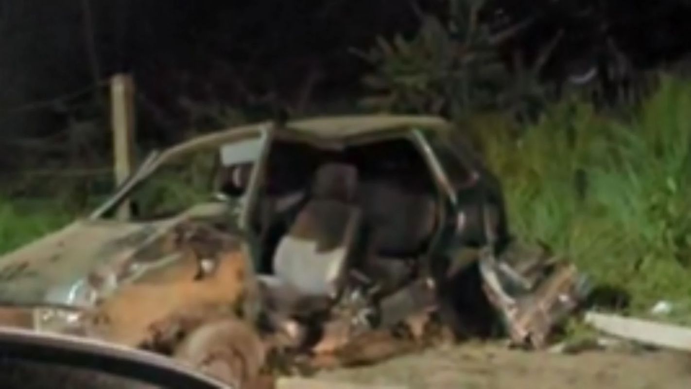 Vídeo: motorista fica preso às ferragens após colisão entre dois carros na BR-458, em Ipatinga
