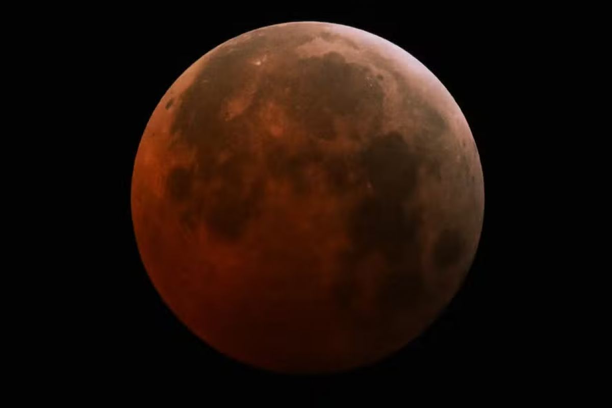  'Lua de Sangue': saiba como assistir ao vivo ao maior eclipse lunar do ano neste domingo