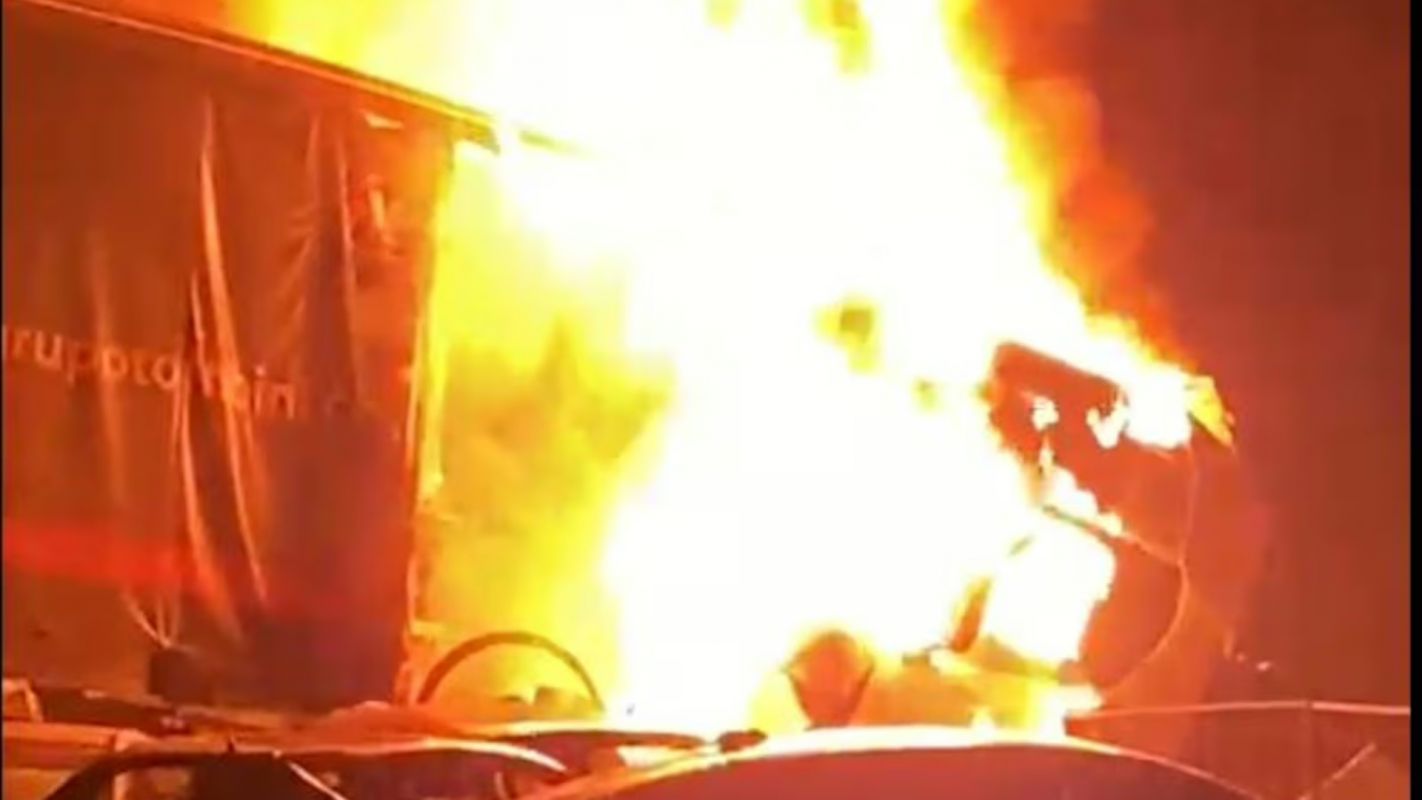 Engavetamento com nove veículos provoca incêndio e interdita BR-381 em Bom Jesus do Amparo