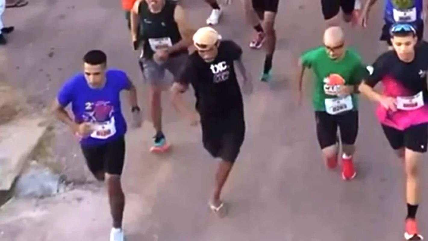 Bêbado de chinelo entra por acaso em corrida de 8km e cruza a linha de chegada