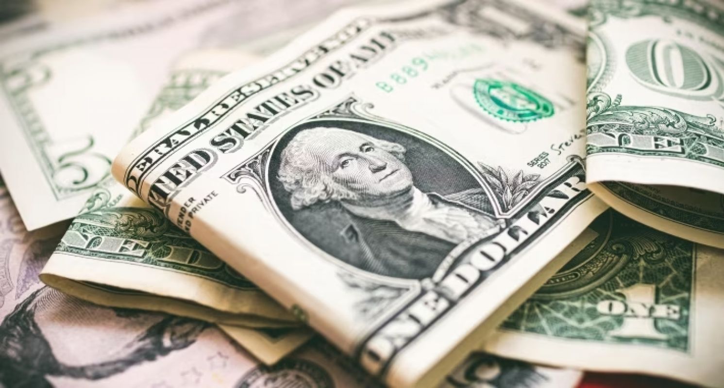Ibovespa atinge novo recorde com corte de juros nos EUA, dólar fecha em leve queda