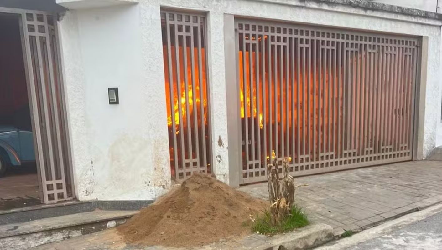 Homem em surto coloca fogo no próprio carro em Ipatinga