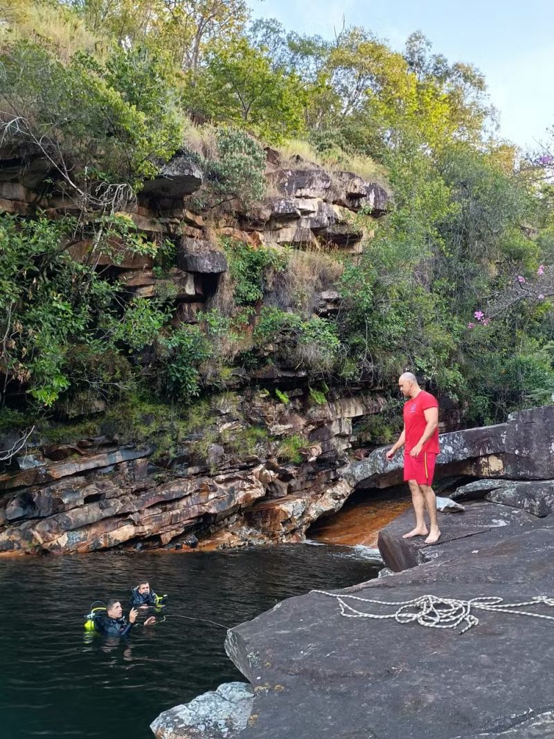Homem morre afogado ao salvar a esposa na Cachoeira do Escorregador, em Buenópolis