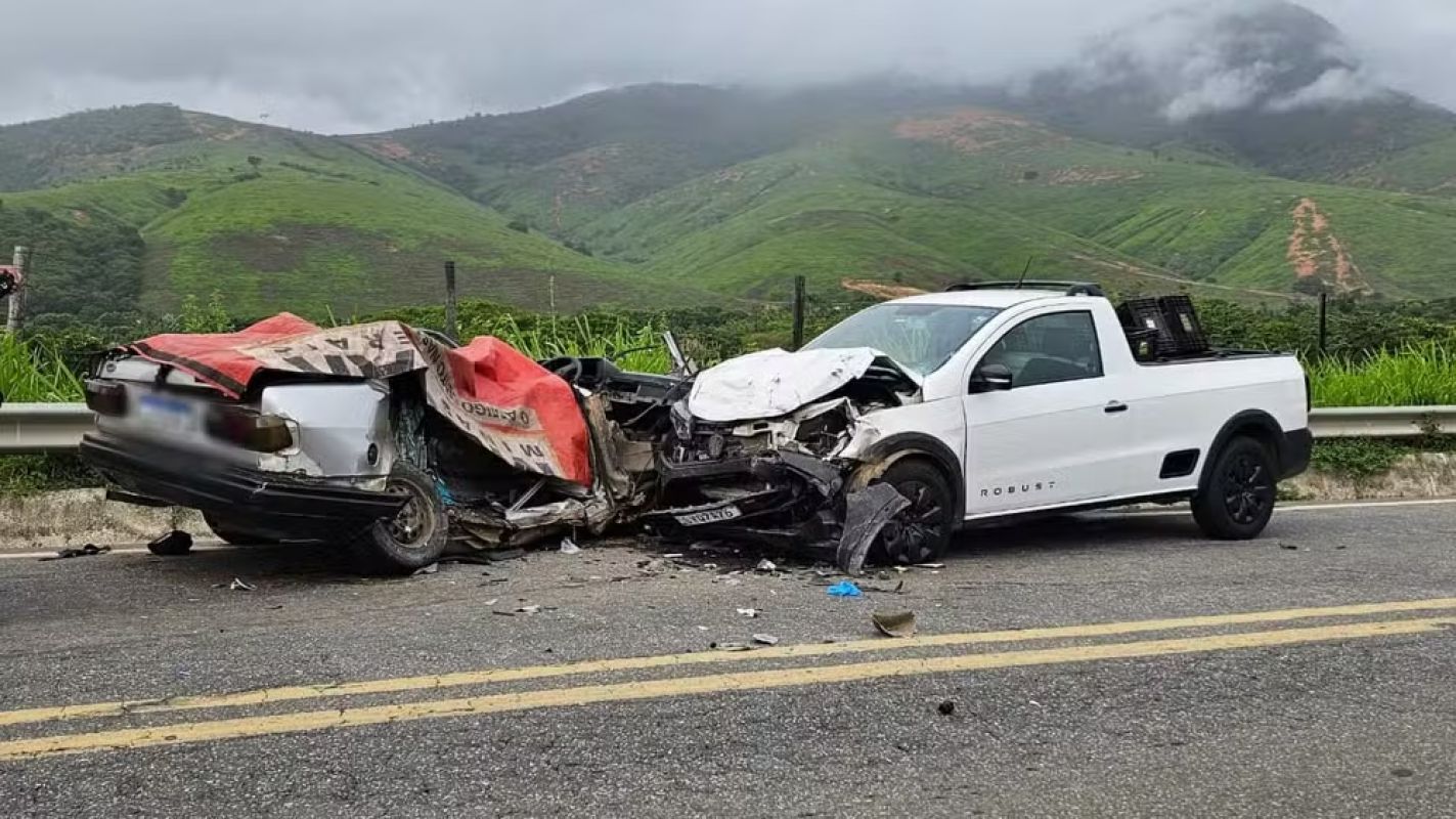  Batida entre carros deixa quatro mortos na BR-259, em Governador Valadares