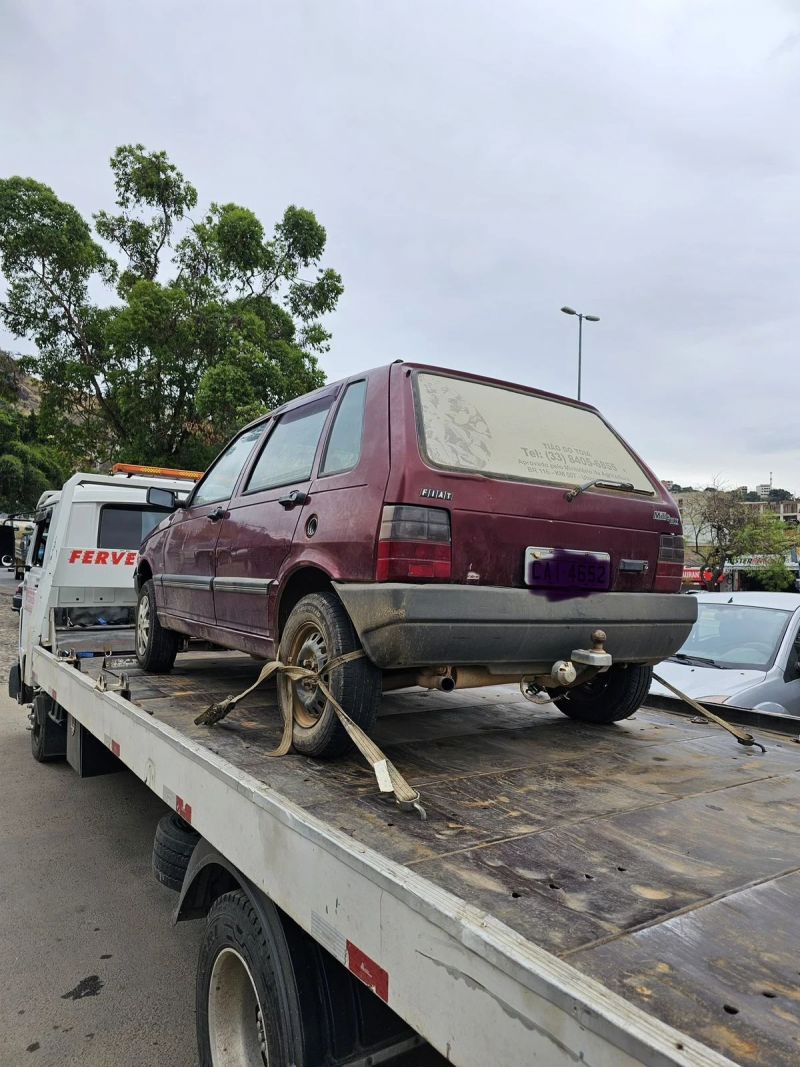 Polícia Militar recupera carro furtado após perseguição em Caratinga