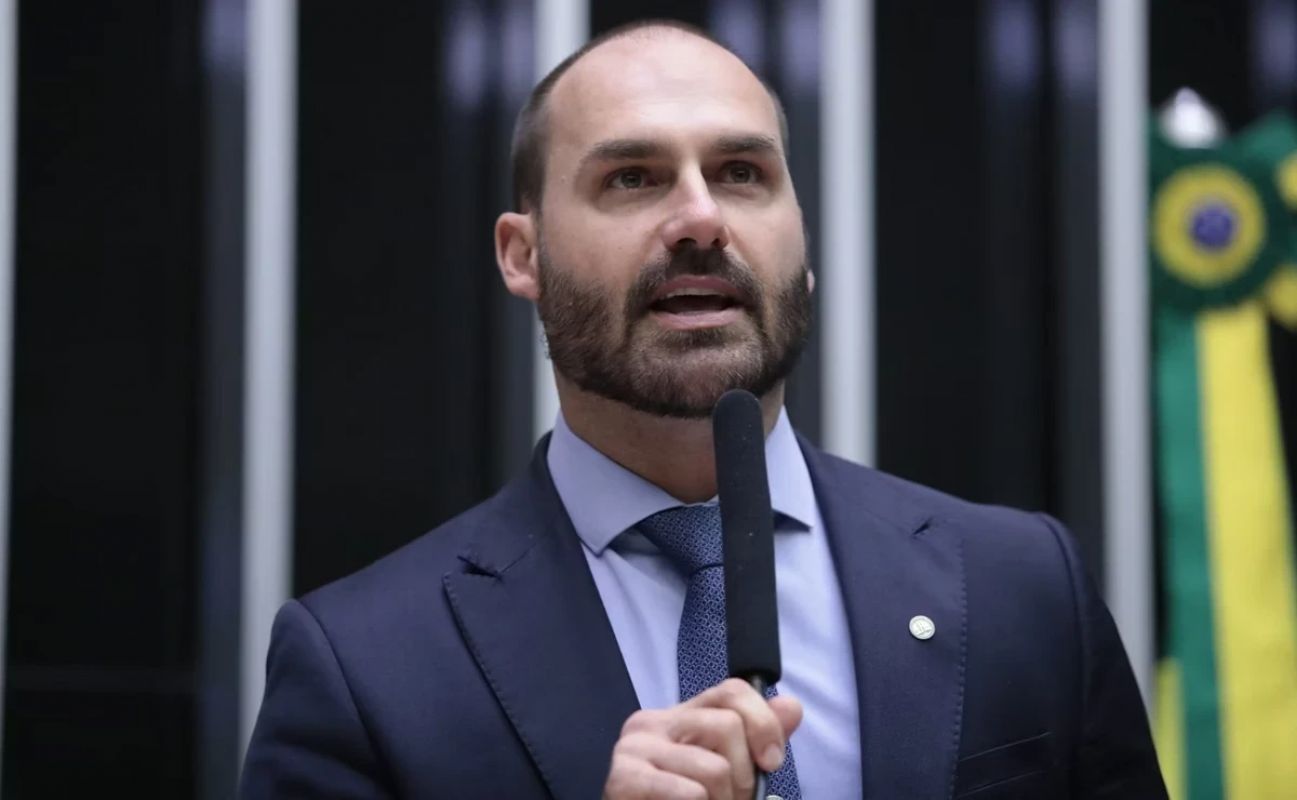 Eduardo Bolsonaro (PL-SP), que se encontra atualmente nos Estados Unidos. Na segunda-feira (26)
