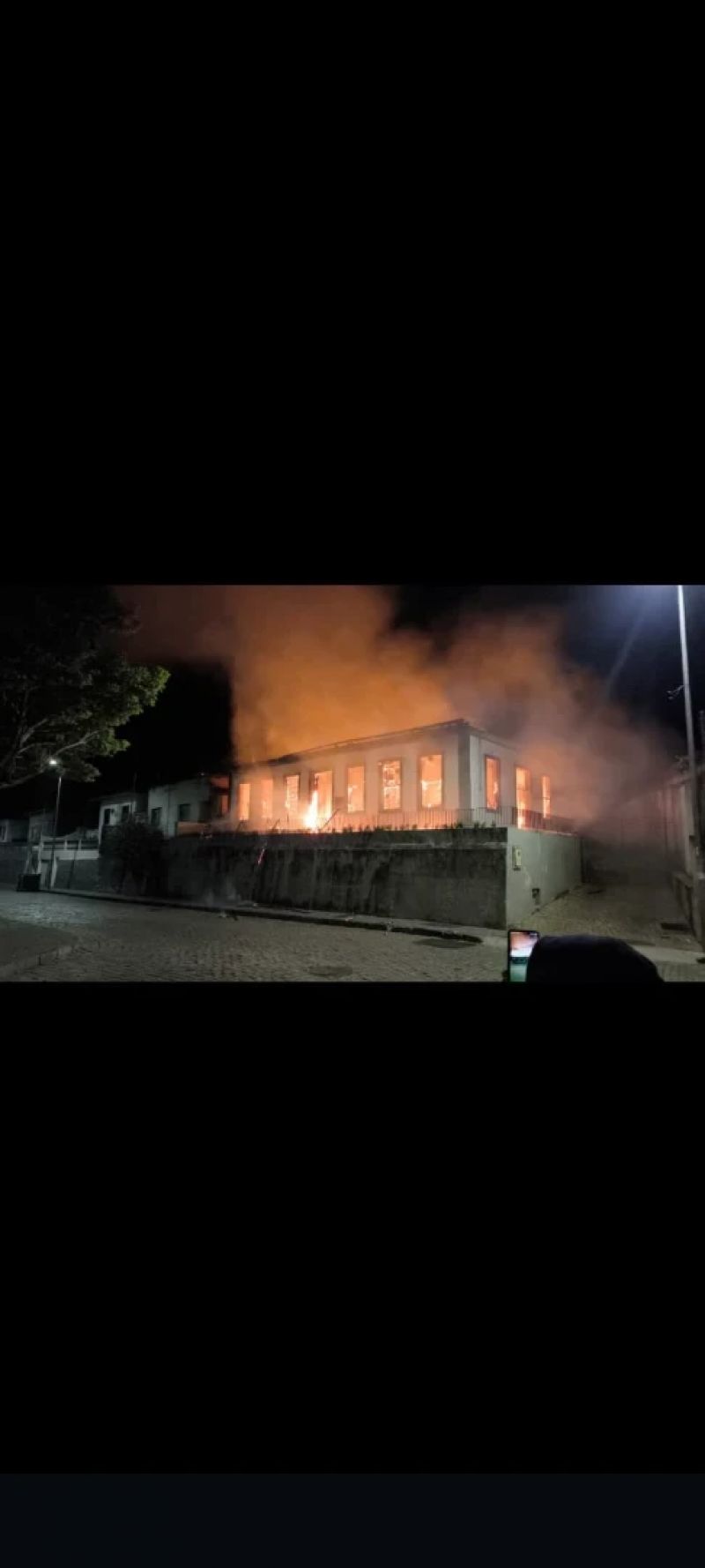 incêndio destrói sede da Saúde em Santa Bárbara