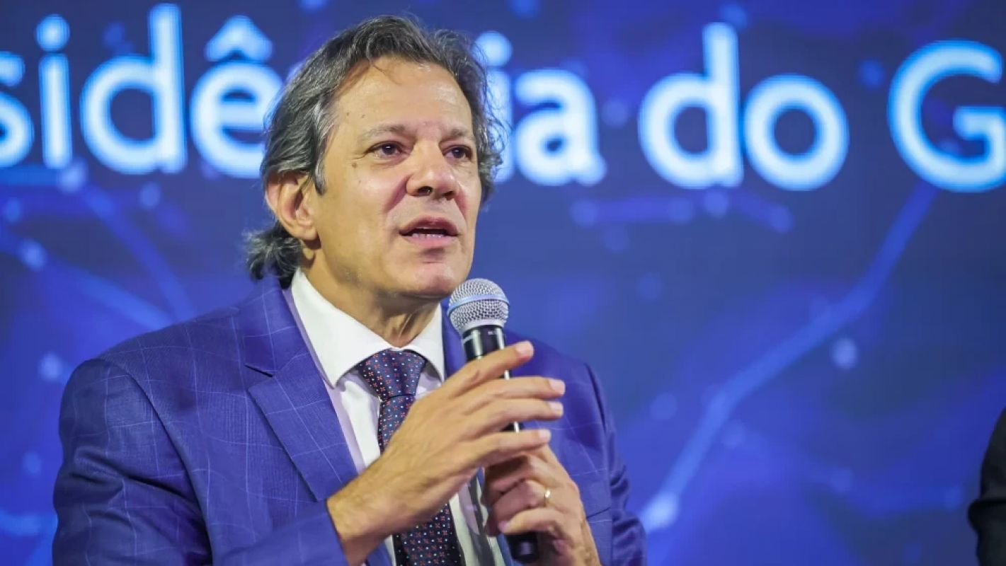 Após revés no Congresso, Haddad cogita taxar dividendos e judicializar caso do IOF