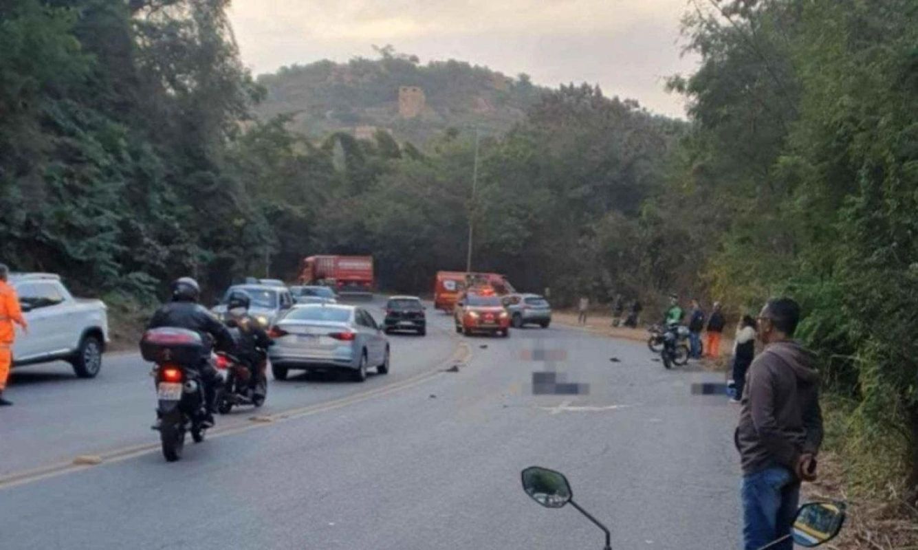 Colisão entre carro e motos mata dois e deixa feridos na BR-262, em Sabará