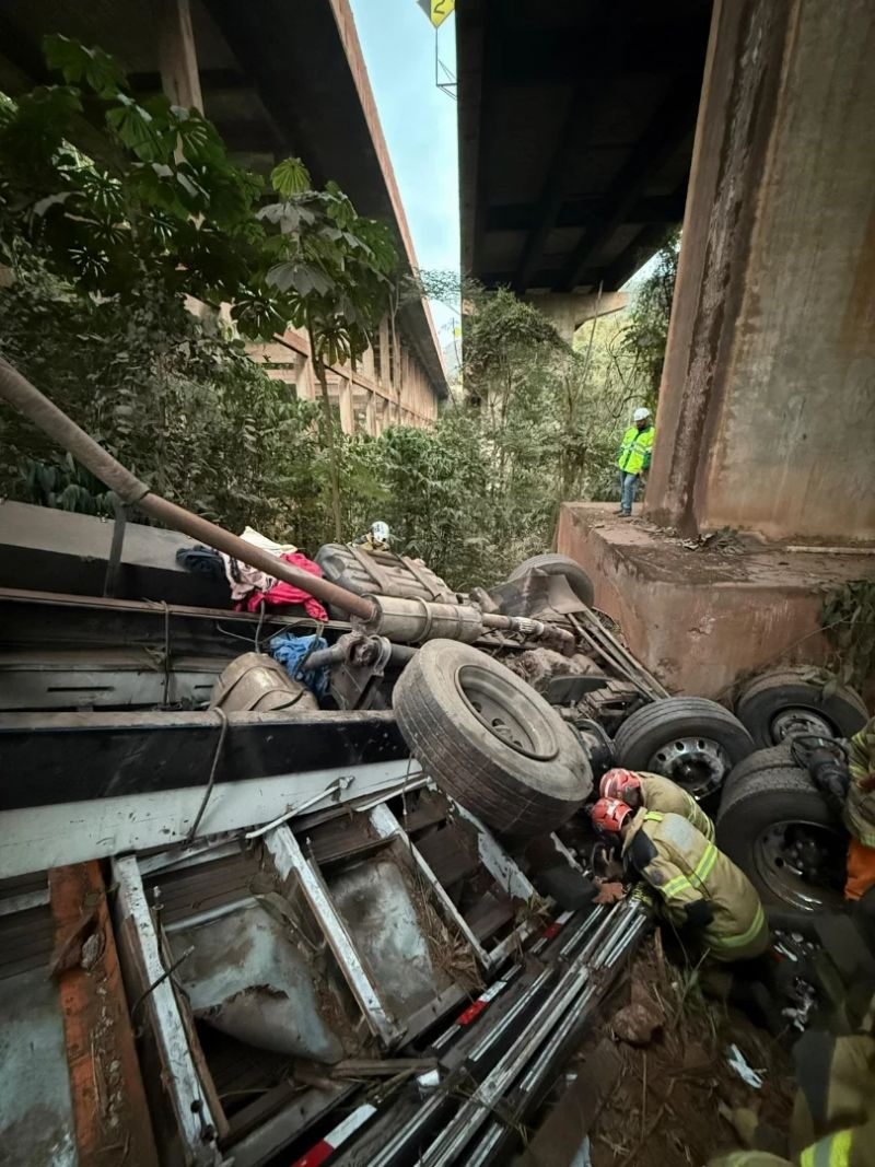 Casal da Bahia morre após caminhão despencar de ponte na Fernão Dias