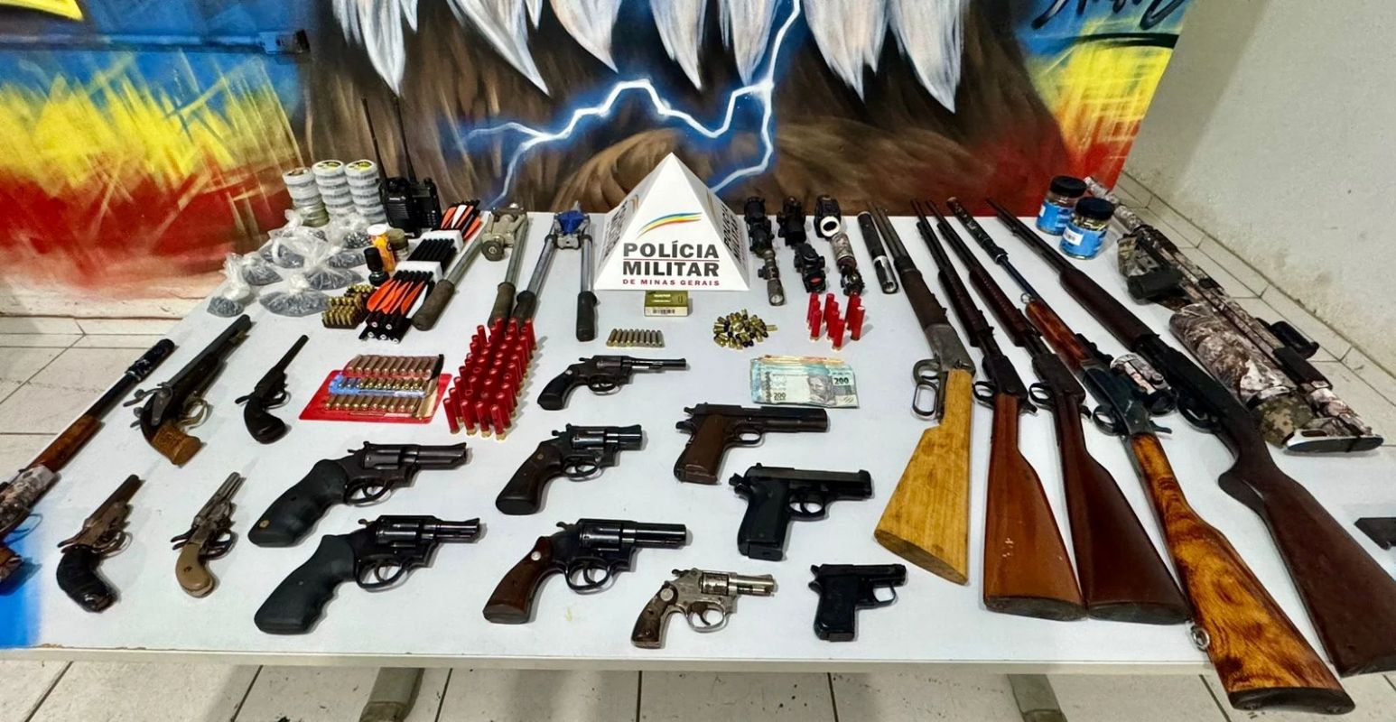 PM apreende vinte armas de fogo e mais de 500 munições em operação em Ipatinga; casal é preso Ação conjunta entre 14º e 62º BPMs intercepta casal armado e localiza arsenal escondido em operação que começou no bairro Veneza