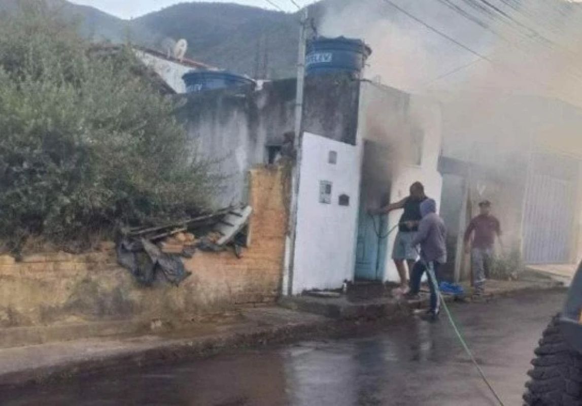 Após tentativa de resgate por vizinhos, idoso morre em incêndio em MG
