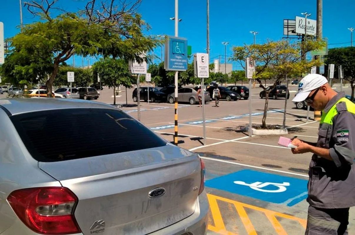 Veículos estacionados irregularmente geram mais de 3,6 mil multas em vagas de deficientes