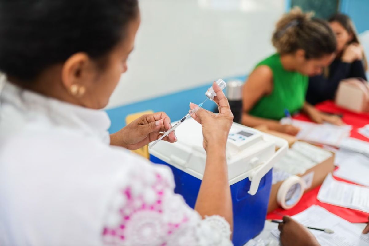 Ipatinga amplia vacinação de adolescentes com doses de ACWY e HPV4