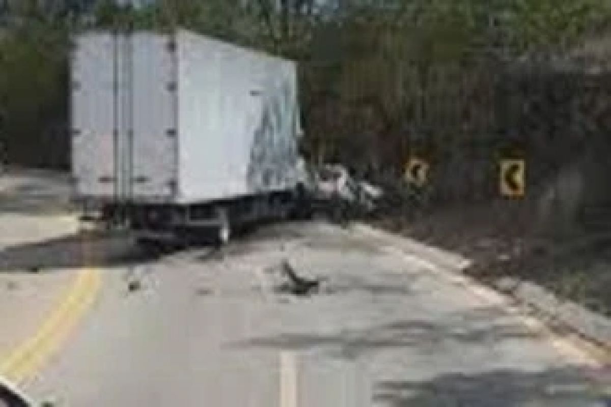 Duas pessoas morrem em colisão entre carro e caminhão na MGC-356