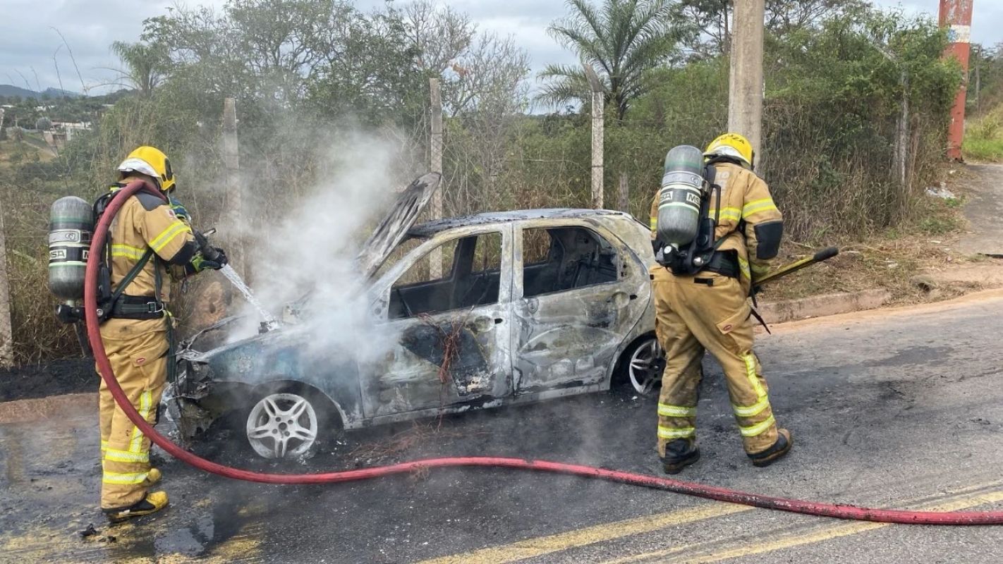 Carro é destruído por incêndio perto da Unifei em Itabira