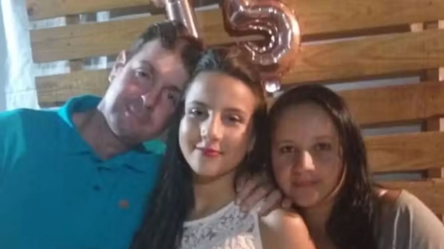 Pai, mãe e filha de 17 anos morrem após carro bater em árvore no ES