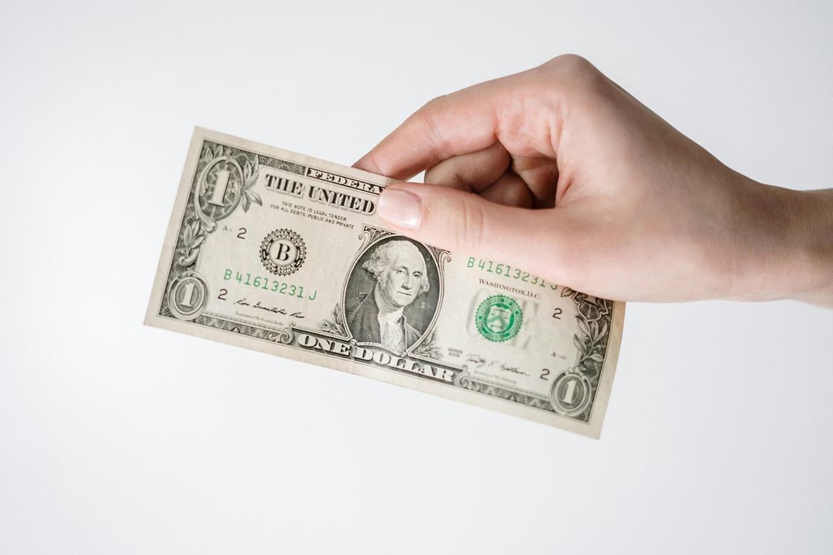Dólar cai ao menor nível em dois anos e abre a R$ 5,051; especialistas orientam compras graduais