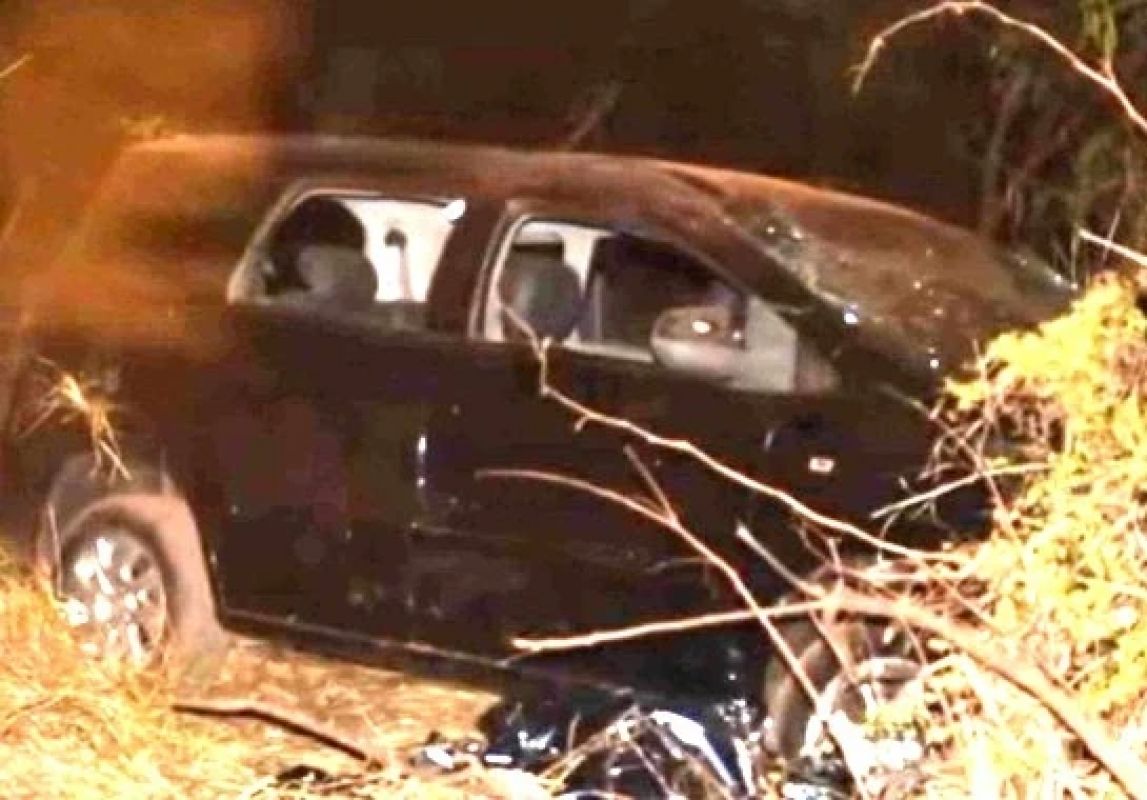 Homem morre ao ser arremessado de táxi que capotou durante fuga após furto em Minas Gerais